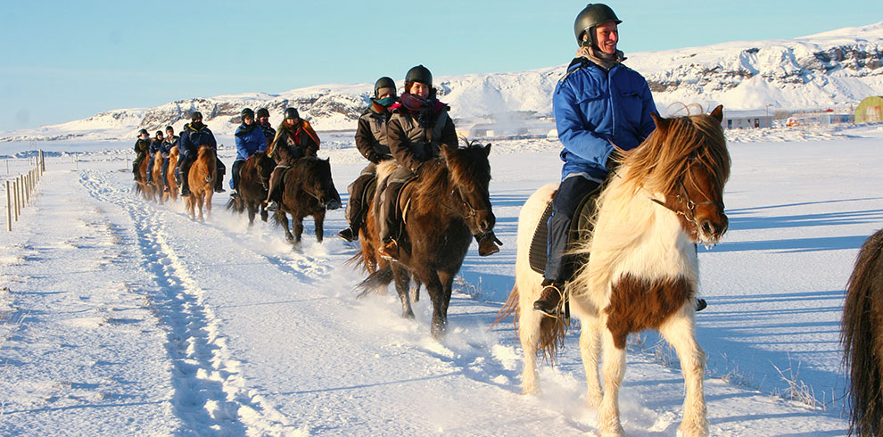 Rando à cheval dans la neige en hiver